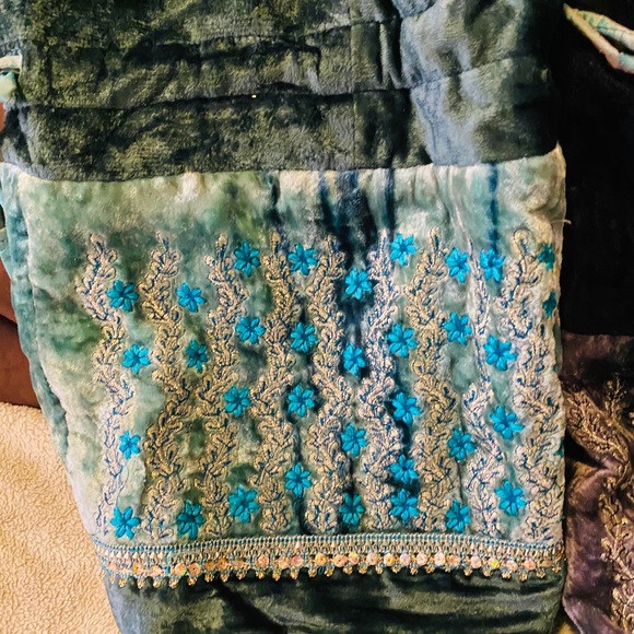 Laila Rowe beautiful velvet drawstring bags - Picture 2 of 5